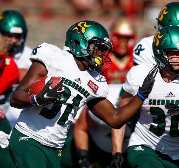 Le porteur de ballon de premi&egrave;re ann&eacute;e Bafod&eacute; Savane.