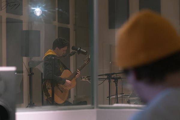 Pour &Eacute;lie Gagn&eacute;, Pilou est son guide pour la cr&eacute;ation, l'enregistrement des chansons, les paroles, le marketing d'une chanson, les questionnements de vie et choix de carri&egrave;re, bref un vrai mentor pour son projet de DESS.