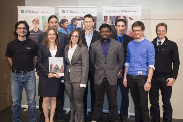 Madame Roxanne C&ocirc;t&eacute;-Bigras, repr&eacute;sentante du projet Projet CaptUS, ainsi que ses co&eacute;quipiers Renau Couture-L&eacute;gar&eacute;, S&eacute;bastien Deblois et Charlaine H&eacute;roux, re&ccedil;oivent la bourse VSmash d&rsquo;une valeur de 1000 $ des mains de quelques initiateurs de cette bourse, soit d&rsquo;anciens r&eacute;cipiendaires devenus dipl&ocirc;m&eacute;s. Celle-ci permet de r&eacute;compenser et d&rsquo;aider financi&egrave;rement une &eacute;quipe de la Facult&eacute; de g&eacute;nie dont le projet de fin de baccalaur&eacute;at pr&eacute;sente un important d&eacute;fi technique et une saine gestion.