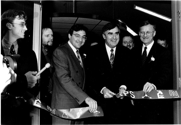 De gauche &agrave; droite sur la photo : Jean-Bernard Denault, &eacute;tudiant au doctorat en pharmacologie qui tient le ruban, Monsieur Martin Cauchon, secr&eacute;taire d'&Eacute;tat responsable du Bureau f&eacute;d&eacute;ral de d&eacute;veloppement r&eacute;gional pour le Qu&eacute;bec, Monsieur Lucien Bouchard, premier ministre du Qu&eacute;bec, Professeur Pierre Reid, recteur de l'Universit&eacute; de Sherbrooke.&nbsp;Document num&eacute;ris&eacute; &agrave; partir d'une &eacute;preuve photographique.Photo parue dans le journal Liaison du 4 d&eacute;cembre 1997.