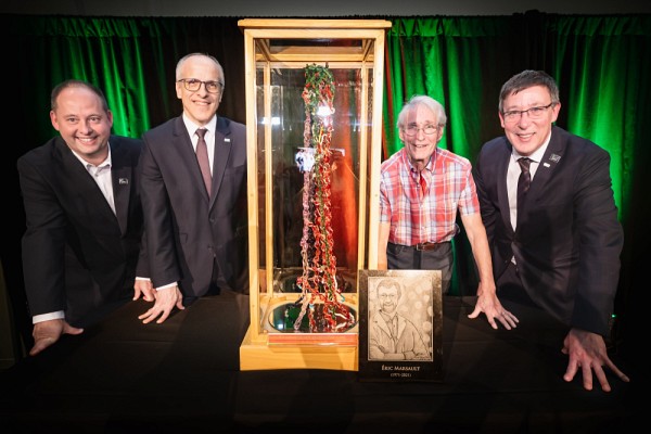 De gauche &agrave; droite : Philippe Sarret, directeur de l'IPS, Pierre Cossette, recteur de l'UdeS, R&eacute;al Dubuc, souffleur de verre et Jean-Pierre Perreault, vice-recteur &agrave; la recherche et aux &eacute;tudes sup&eacute;rieures de l'UdeS