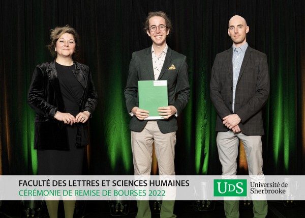 En plus d&rsquo;&ecirc;tre l&rsquo;un des rares &eacute;tudiants de la classe de Manuel Barrueco, Tommy s&rsquo;est &eacute;galement fait offrir un Graduate Assistantship ainsi qu&rsquo;une bourse d&rsquo;un total de 106&nbsp;137&nbsp;$ pour la dur&eacute;e de sa ma&icirc;trise. Le jeune guitariste a aussi re&ccedil;u la bourse Anna-Desmarais d&rsquo;un montant de 2&nbsp;000 $ lors de la plus r&eacute;cente c&eacute;r&eacute;monie de remise de bourse de la Facult&eacute; des lettres et sciences humaines.