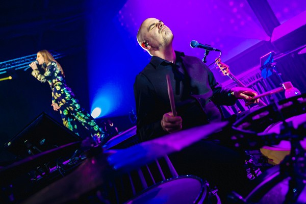 Emmenez-moi de Charles Aznavour a &eacute;t&eacute; interpr&eacute;t&eacute;e par Amay lors de l'hommage &agrave; Pre Laroui.