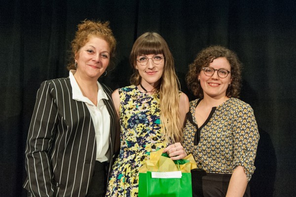 La gagnante du prix du Centre Anne-H&eacute;bert, Marie-Soleil Gu&egrave;vremont, en compagnie d'Anick Lessard, vice-doyenne &agrave; la Facult&eacute; des lettres et sciences humaines, et de Kiev Renaud, &eacute;crivaine et membre du jury litt&eacute;raire.