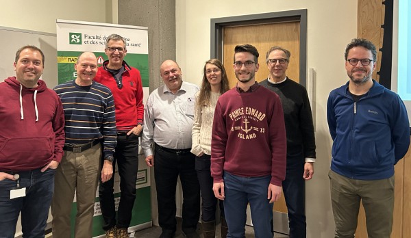 De gauche &agrave; droite : Prs Benoit Laurent, Simon Labb&eacute;, Xavier Roucou, Benoit Coulombe, Michelle Scott, Pierre Lavigne et &Eacute;ric Mass&eacute;, en compagnie de notre r&eacute;cipiendaire du Prix Pierre-Chailler, &Eacute;tienne Fafard-Couture