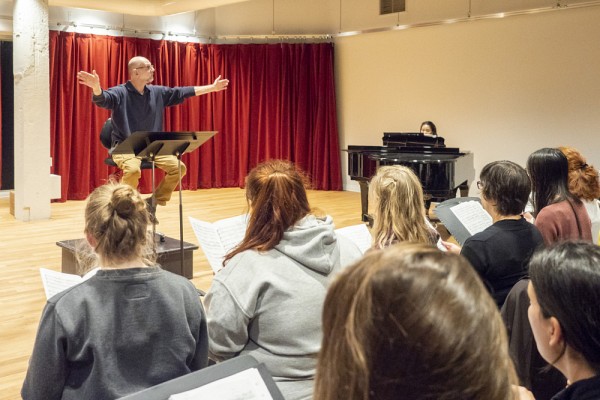L'Ensemble vocal sous la direction du professeur Robert Ingari &eacute;tait en r&eacute;p&eacute;tition lors de la remise de bourse