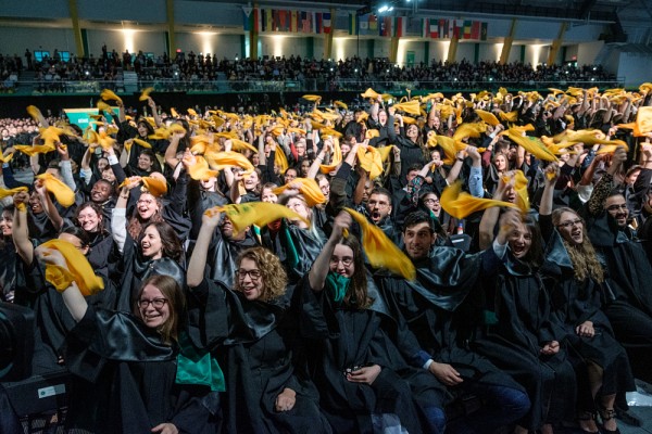 Quelque 4690&nbsp;nouvelles personnes dipl&ocirc;m&eacute;es pour 2022 et 4750 pour 2020 deviennent ainsi ambassadrices de l'UdeS par la qualit&eacute; et l'originalit&eacute; de la formation re&ccedil;ue.