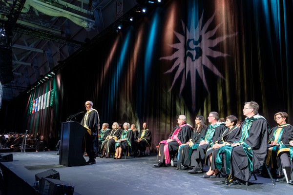 Le recteur, le professeur Pierre Cossette, s'adressant aux personnes dipl&ocirc;m&eacute;es, nouvelles ambassadrices et nouveaux ambassadeurs de UdeS.