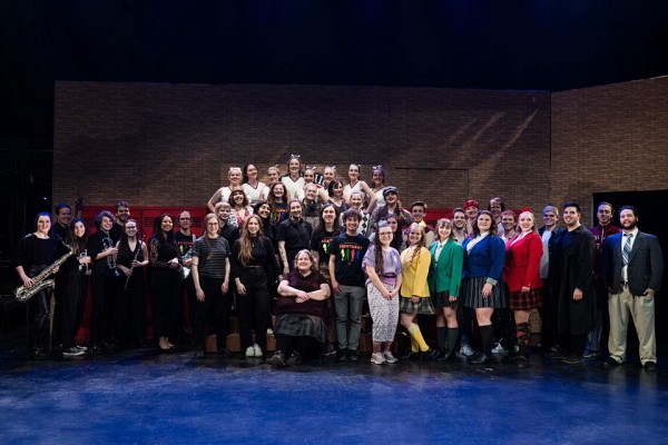 L'ensemble des personnes qui ont particip&eacute; &agrave; la com&eacute;die musicale Heathers.