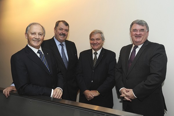 Les anciens laur&eacute;ats Alban D'Amours, Henri-Paul Rousseau, Paul Gobeil et Normand Legault sont venus saluer leur confr&egrave;re.