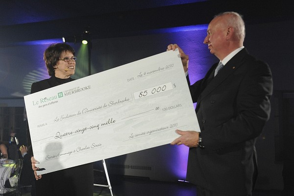 Le pr&eacute;sident de La Fondation de l'UdeS, Me Luc R. Borduas, a remis un ch&egrave;que de 85 000 $ &agrave; la rectrice, Pre Luce Samoisette, gr&acirc;ce &agrave; la g&eacute;n&eacute;rosit&eacute; des partenaires et des convives pr&eacute;sents.