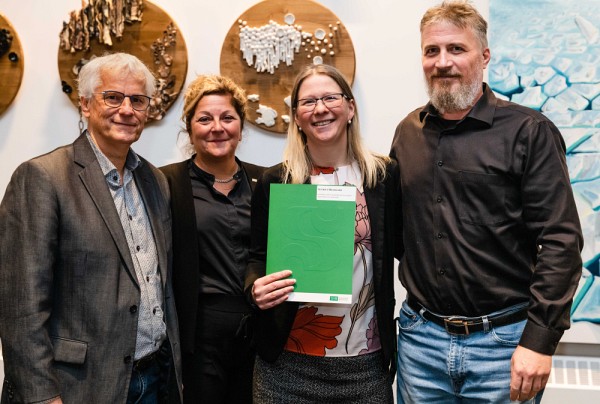La laur&eacute;ate Audrey Brassard, accompagn&eacute;e du vice-doyen &agrave; l&rsquo;enseignement, Andr&eacute; Marquis, de la doyenne, Anick Lessard et du directeur du D&eacute;partement de psychologie, Philippe Longpr&eacute;.