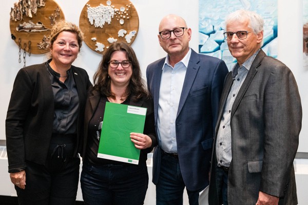La laur&eacute;ate Caroline Dubois, accompagn&eacute;e de la doyenne, Anick Lessard, du directeur du D&eacute;partement de communication, Fran&ccedil;ois Yelle et du vice-doyen &agrave; l&rsquo;enseignement, Andr&eacute; Marquis.