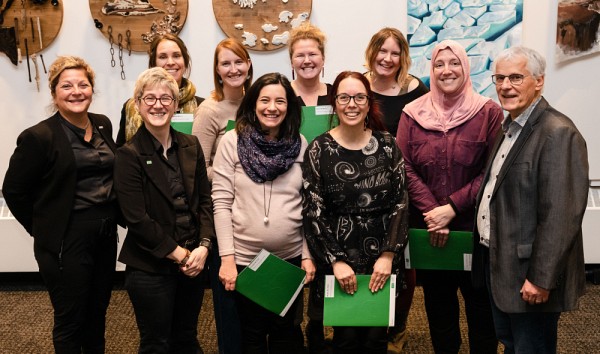 L&rsquo;&eacute;quipe Le fran&ccedil;ais langue seconde, constitu&eacute;e de Val&eacute;rie Blache, Marie-&Egrave;ve Fiset, Genevi&egrave;ve Pr&eacute;vost, Claire Minet, Catherine Dumont, Vicky Poirier et Marie-Maude Caouette, en compagnie de la doyenne, Anick Lessard, de la directrice du Centre de langues, Isabelle Lacroix et du vice-doyen &agrave; l&rsquo;enseignement, Andr&eacute; Marquis.