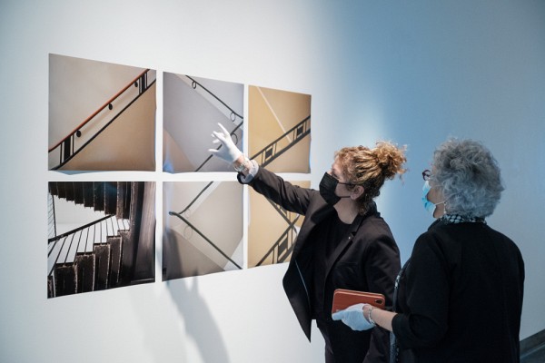 Les professeures Jocelyne Faucher, secr&eacute;taire g&eacute;n&eacute;rale et vice-rectrice &agrave; la vie &eacute;tudiante, et Anick Lessard, doyenne de la FLSH, devant une &oelig;uvre photographique de l'exposition.