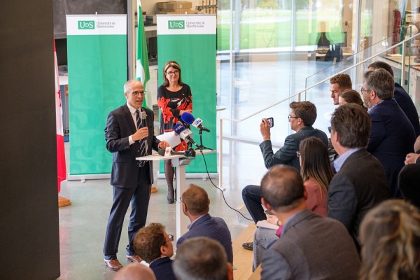 Le recteur de l'UdeS, le professeur Pierre Cossette. En arri&egrave;re-plan, la doyenne de la Facult&eacute; des sciences, la professeure Carole Beaulieu. 