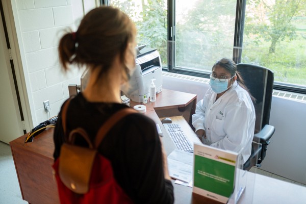 Une personne &agrave; la fois, sur rendez-vous, se pr&eacute;sente au centre de d&eacute;pistage.