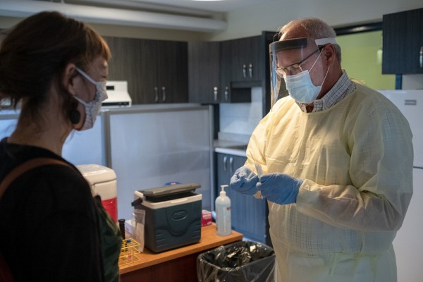 Les tests de d&eacute;pistage se font au centre, et c'est la Direction de la sant&eacute; publique qui transmet les r&eacute;sultats par la suite &agrave; la personne.