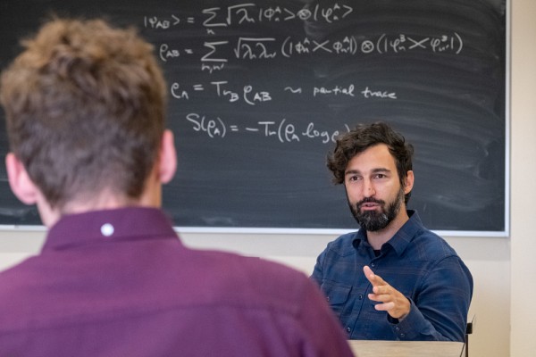 Le Pr Kourtis dirigera les travaux de la Chaire en calcul quantique au cours des 5 prochaines ann&eacute;es. 