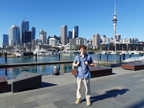 F&eacute;lix nous offre ici un magnifique panorama du centre-ville d'Auckland, avec en arri&egrave;re-plan la c&eacute;l&egrave;bre Sky Tower dominant le paysage urbain.