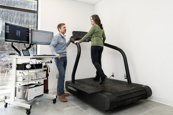Pens&eacute; pour l&rsquo;humain, ce nouveau laboratoire vivant offre un environnement stimulant o&ugrave; les personnes &eacute;tudiantes en kin&eacute;siologie apprennent en contexte r&eacute;el. Un projet gagnant-gagnant qui unit la sant&eacute; au travail, la formation pratique et le sport de haut niveau.