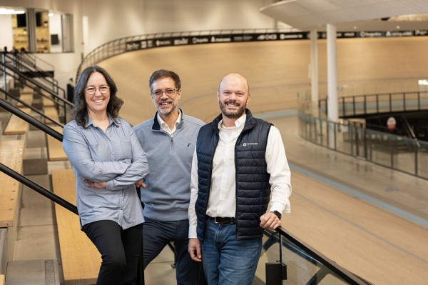 Le professeur Pierre Boulay (au centre), responsable du programme, accompagn&eacute; de&nbsp;Sylvie Adam, directrice g&eacute;n&eacute;rale de la Soci&eacute;t&eacute; de d&eacute;veloppement &eacute;conomique de Bromont et vice-pr&eacute;sidente d&eacute;veloppement des infrastructures&nbsp;de la Zone d&rsquo;innovation Bromont&nbsp;et d'&Eacute;ric Dub&eacute;, directeur automatisation et robotique chez GE Aerospatiale.