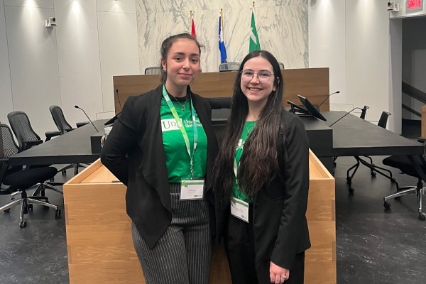 Gabrielle Petit et&nbsp;Maude Laprise, &eacute;tudiantes et membres du comit&eacute; organisateur