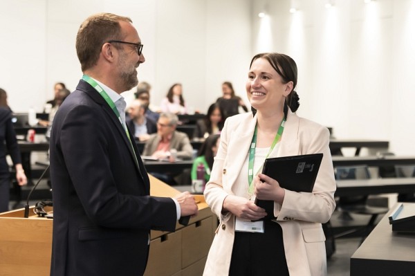 Pr David Koussens, vice-doyen &agrave; la recherche et aux relations internationales (UdeS) et Pre&nbsp;Karine Millaire, sp&eacute;cialis&eacute;e en droit autochtone et en d&eacute;colonisation du droit (UdeM)