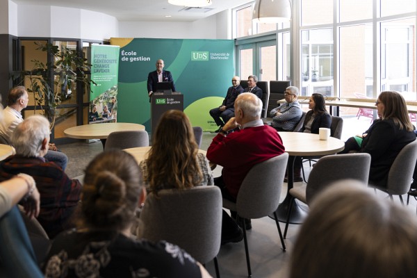 Nicolas Marcoux a abord&eacute; l'importance du geste philanthropique avec les membres du personnel de l'&Eacute;cole de gestion.