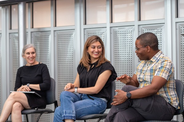 L'&Eacute;cole d'&eacute;t&eacute; a mis au programme diverses discussions et interventions en compagnie des Prs&nbsp;Fabrice Jean-Pierre (biologie) et Leyla Amiri (g&eacute;nie m&eacute;canique) (au centre), et de la charg&eacute;e de cours Catherine Frizzle, sp&eacute;cialiste en gestion des risques climatiques. La semaine a &eacute;galement inclus des interventions de Khaoula Alaoui Mamoun, adjointe &agrave; la direction du Centre comp&eacute;tences recherche+ de l&rsquo;UdeS, de la Pre&nbsp;Val&eacute;rie Grandbois, sp&eacute;cialis&eacute;e en entrepreneuriat scientifique et technologique, de Mme&nbsp;H&eacute;l&egrave;ne Lauzier, directrice administrative de la FMSS, et de M.&nbsp;Ibrahim Diarra, membre de l&rsquo;Ordre des conseillers en ressources humaines du Qu&eacute;bec.&nbsp;
