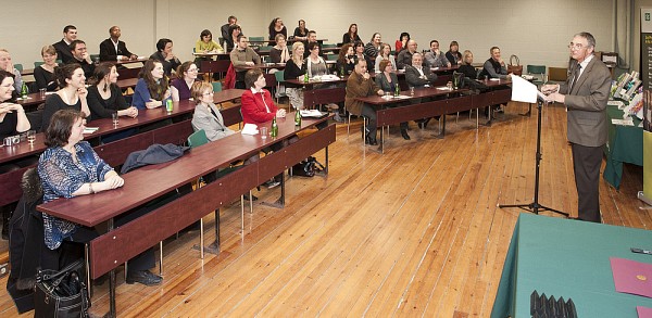 Pour l'occasion, le professeur Jacques Joly, vice-doyen aux &eacute;tudes sup&eacute;rieures en recherche et secr&eacute;taire de facult&eacute;, a agi &agrave; titre de sympathique ma&icirc;tre de c&eacute;r&eacute;monie.