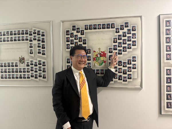 Dr Huu Hoang Duong, devant la mosa&iuml;que de sa promotion.