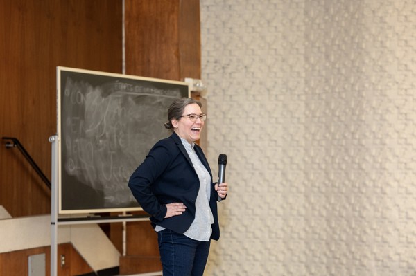 La professeure Am&eacute;lie Richard (sur la photo) et Pam&eacute;la McMahon-Morin, charg&eacute;e de cours &agrave; la Facult&eacute; d'&eacute;ducation, sont convaincues qu'am&eacute;liorer la collaboration interprofessionnelle tisse un filet social plus fort, pour tout le monde&nbsp;: &eacute;coles, familles et, bien s&ucirc;r, enfants.
