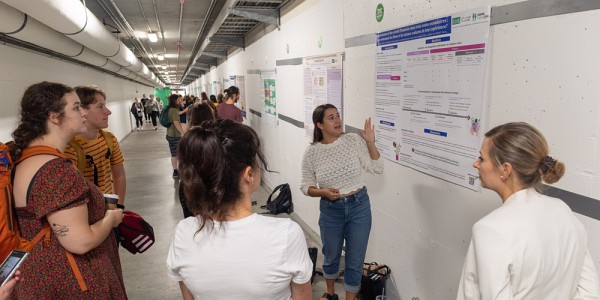Une des personnes participantes du Programme de stages d&rsquo;&eacute;t&eacute; d&rsquo;initiation &agrave; la recherche dans une discipline des sciences humaines et sociales pr&eacute;sentant son projet.