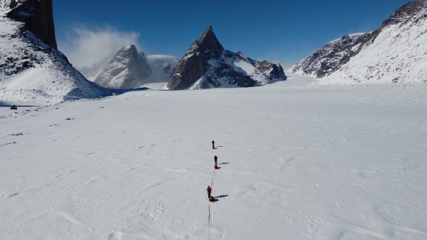 Progression sur le glacier Turner avec le Mont Loki en trame de fond. Ile de Baffin, Nunavut.