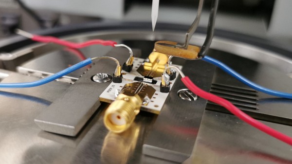 MEMS extrait d'une tranche 200 mm fabriqu&eacute;e sur la ligne de prototypage du C2MI puis assembl&eacute;e et caract&eacute;ris&eacute;e au 3IT. Photo et travail de Mohamed Najah.