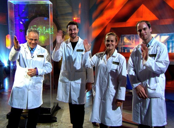 Martin Carli, co-animateur de l'&eacute;mission, flanqu&eacute; de collaborateurs, dont Sandra Williams, &eacute;tudiante &agrave; la Facult&eacute; de g&eacute;nie