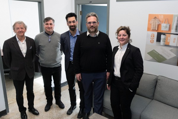 De gauche &agrave; droite : Pr Jacques Piette, directeur adjoint du D&eacute;partement des lettres et communications; Pr Marc D. David, responsable du cheminement en communication marketing au baccalaur&eacute;at; Jonathan Genest, adjoint au vice-rectorat; Pr Vincent Aimez, vice-recteur &agrave; la valorisation et aux partenariats; et Pre Anick Lessard, doyenne de la Facult&eacute; des lettres et sciences humaines.