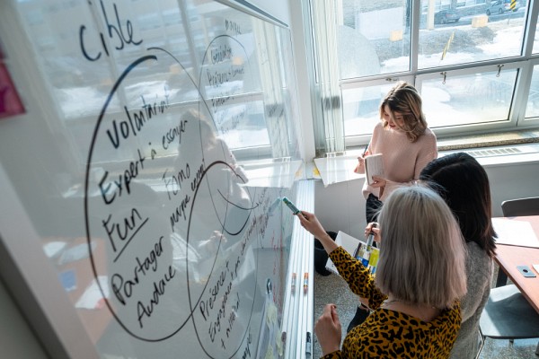 Des espaces de cr&eacute;ation modernes ont &eacute;t&eacute; am&eacute;nag&eacute;s dans les locaux de l'agence-&eacute;cole.