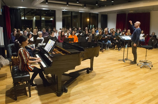 L'Ensemble vocal sous la direction du professeur Robert Ingari &eacute;tait en r&eacute;p&eacute;tition lors de la remise de bourse.