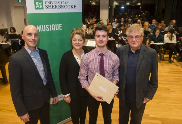 Le directeur de l'&Eacute;cole de musique, Andr&eacute; Cayer, la doyenne de la Facult&eacute; des lettres et sciences humaines, Anick Lessard, ainsi qu&rsquo;Andr&eacute; Bandrauk, co-initiateurs de la bourse Andr&eacute; et Maria Bandrauk, ont remis un montant de 1000&nbsp;$ &agrave; Pierre-Olivier Desilets&nbsp;(interpr&eacute;tation guitare &eacute;lectrique).