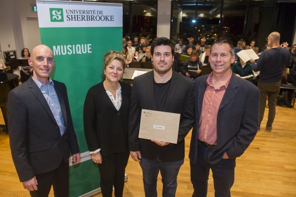 Le directeur de l'&Eacute;cole de musique, Andr&eacute; Cayer, la doyenne de la Facult&eacute; des lettres et sciences humaines, Anick Lessard, ainsi que M. Jean-Fran&ccedil;ois Desbiens de la Fondation Festival du Lac Massawippi ont remis une bourse de 1000&nbsp;$ &agrave; Christophe Pilon, chef de ch&oelig;ur et compositeur.