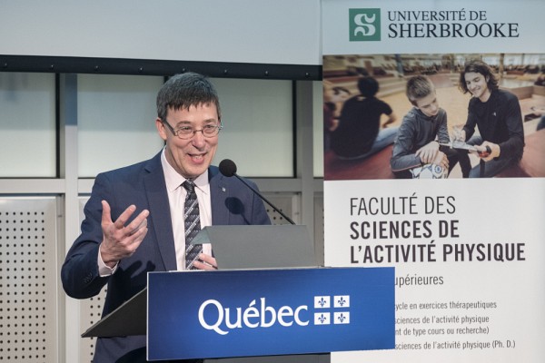 Le professeur Jean-Pierre Perreault, vice-recteur &agrave; la recherche et aux &eacute;tudes sup&eacute;rieures de l'UdeS.