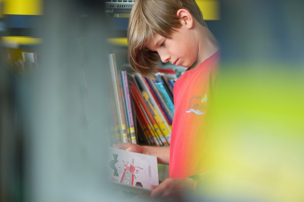 Isra&euml;l, &eacute;l&egrave;ve de 6e&nbsp;ann&eacute;e, vivra bient&ocirc;t la transition entre le primaire et le secondaire, une p&eacute;riode critique si l'on veut maintenir l'int&eacute;r&ecirc;t pour la lecture et l'&eacute;criture.