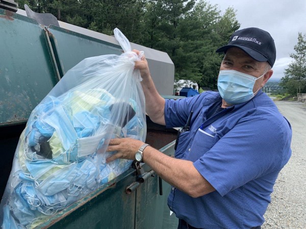 Totalisant un poids de pr&egrave;s d'une tonne, la grande quantit&eacute; de masques d'intervention r&eacute;cup&eacute;r&eacute;s &agrave; l'UdeS a &eacute;t&eacute; achemin&eacute;e pour proc&eacute;der aux premiers tests de valorisation par MGA Environnement.