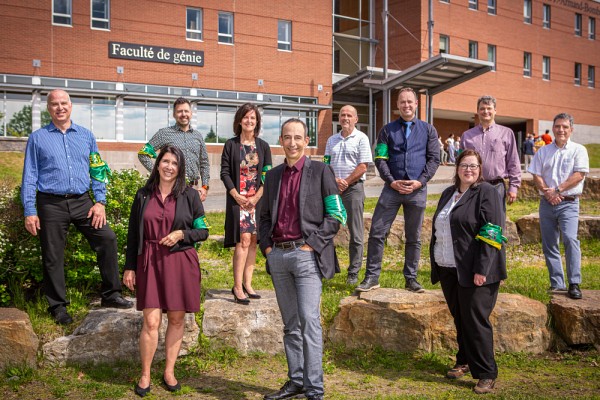 La nouvelle &eacute;quipe de direction (de gauche &agrave; droite, rang&eacute;e arri&egrave;re). Charles-Antoine Brunet : vice-doyen &agrave; la formation et aux ressources informationnelles. Antoine Gigu&egrave;re : directeur des affaires &eacute;tudiantes et secr&eacute;taire de facult&eacute;&nbsp;. Guylaine S&eacute;vigny :&nbsp;directrice de la gestion financi&egrave;re. Yvan N&eacute;ron :&nbsp;directeur administratif. Roch Lefebvre :&nbsp;vice-doyen aux &eacute;tudes sup&eacute;rieures. Richard Ar&egrave;s :&nbsp;vice-doyen au d&eacute;veloppement et aux partenariats. Michel No&euml;l :&nbsp;directeur du Centre de d&eacute;veloppement professionnel&nbsp;(rang&eacute;e avant). Nathalie Roy :&nbsp;vice-doyenne &agrave; l&rsquo;&Eacute;DI (&eacute;quit&eacute;, diversit&eacute;, inclusion) et &agrave; l&rsquo;am&eacute;lioration continue des programmes. Jean Proulx : doyen. Nathalie Faucheux :&nbsp;vice-doyenne &agrave; la recherche