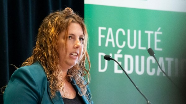 La professeure Sandy Nadeau, secr&eacute;taire de la Facult&eacute; d&rsquo;&eacute;ducation et vice-doyenne &agrave; la vie &eacute;tudiante