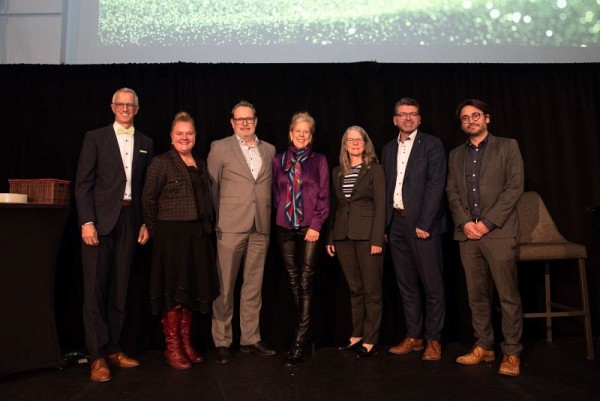 Jules B&eacute;langer, directeur de Performa, la professeure Anne Lessard, doyenne de la Facult&eacute; d'&eacute;ducation, &Eacute;ric Gagn&eacute;, directeur g&eacute;n&eacute;ral du C&eacute;gep de Sherbrooke, la professeure Christine Hudon, vice-rectrice aux &eacute;tudes et aux relations internationales,&nbsp;Chantale Dumont, repr&eacute;sentante du minist&egrave;re de l'Enseignement sup&eacute;rieur (MES) et directrice g&eacute;n&eacute;rale de l'accessibilit&eacute; et de la r&eacute;ussite, Vincent Larose, directeur des &eacute;tudes du C&eacute;gep de Granby, Sa&euml;l Gagn&eacute;-Ouellet, directeur de la formation g&eacute;n&eacute;rale et pr&eacute;universitaire du MES. Photo :&nbsp;St&eacute;phanie Valli&egrave;res
