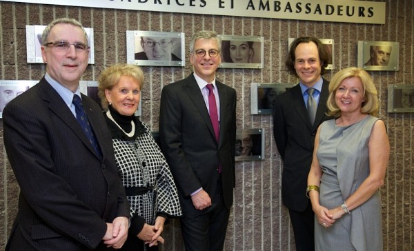 Neville-Warren Cloutier (LL.B 1982), Monique Gagnon-Tremblay, ambassadrice 2012, Pierre Cardin (LL.B 1982), S&eacute;bastien Lebel-Grenier, doyen de la Facult&eacute;, et Lynda Durand&nbsp;(LL.B 1982)