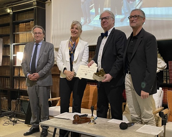 Le Dr Gagner qui re&ccedil;oit fi&egrave;rement la M&eacute;daille Marie Lannelongue, t&eacute;moignant de la reconnaissance de ses d&eacute;couvertes dans le domaine de la chirurgie.